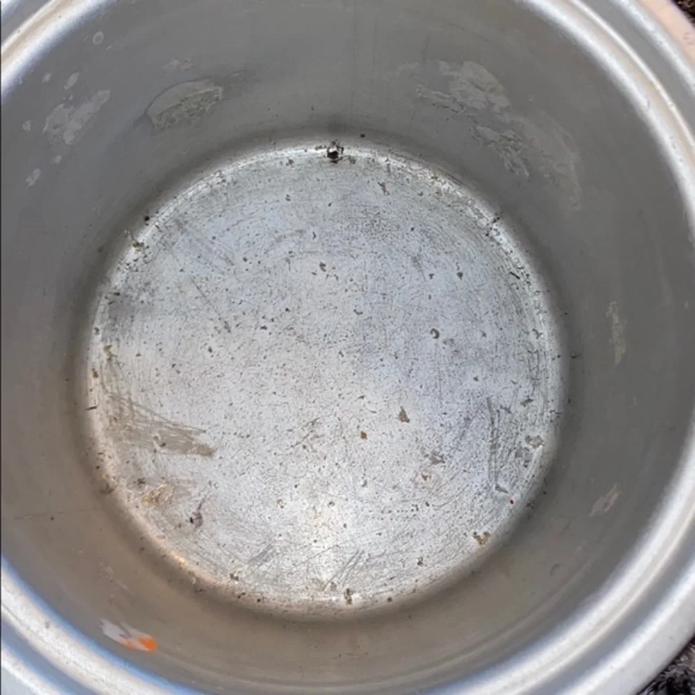 Vintage pounded aluminum ice bucket Everlast 5001.